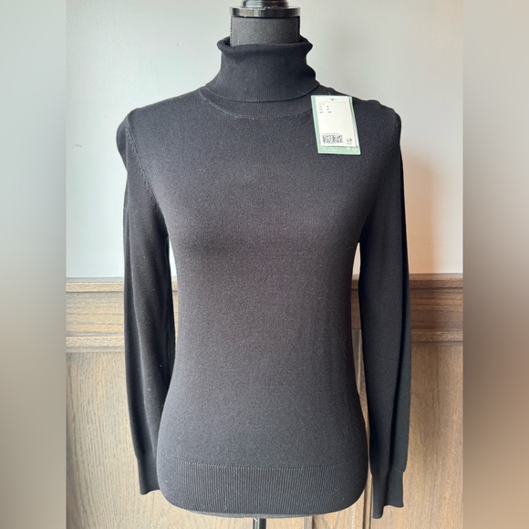 H&M Sweaters - H&M Black Turtleneck Sweater capsule wardrobe classic NWT small